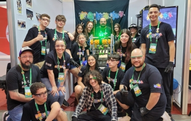 Catarinenses criam robô semiautônomo de 51 kg e 1,18 metro de altura