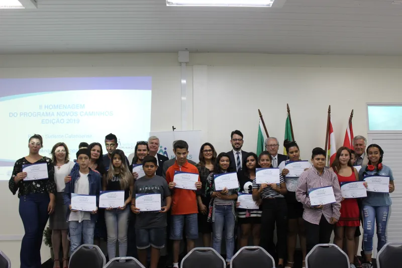 ‘Novos Caminhos’ faz homenagem a jovens acolhidos da Grande Florianópolis