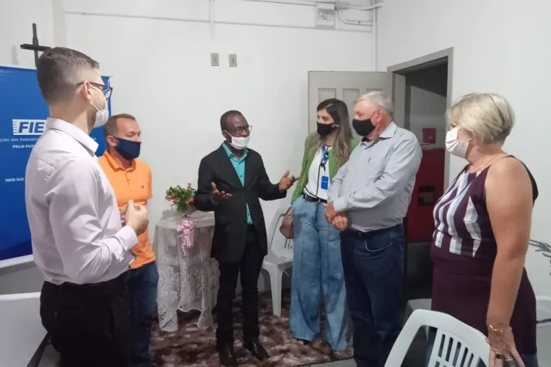 Parceria do SENAI com o Rotary Club de Jaraguá capacita haitianos em corte e costura