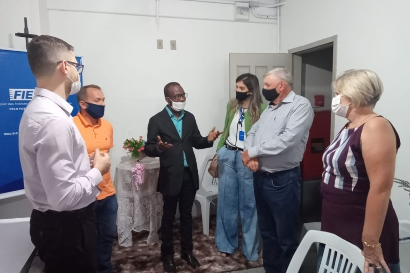 Parceria do SENAI com o Rotary Club de Jaraguá capacita haitianos em corte e costura