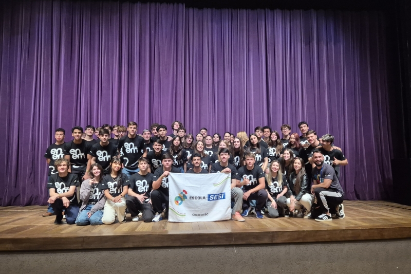 Em espetáculo de teatro, Escola SESI/SC apresenta obras literárias a estudantes